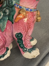 Un mod&egrave;le d'un lion bouddhiste en porcelaine de Chine famile rose et une paire de porte-encens en biscuit &eacute;maill&eacute; vert, 19&egrave;me